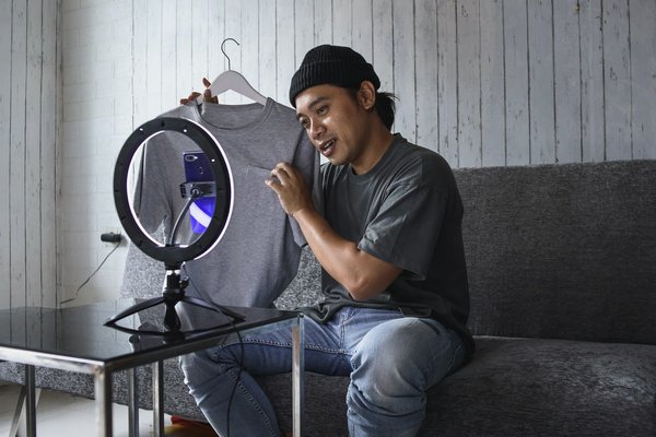 How Can UK Outdoor Adventure Brands Use YouTube to Share Product Reviews and Demos?